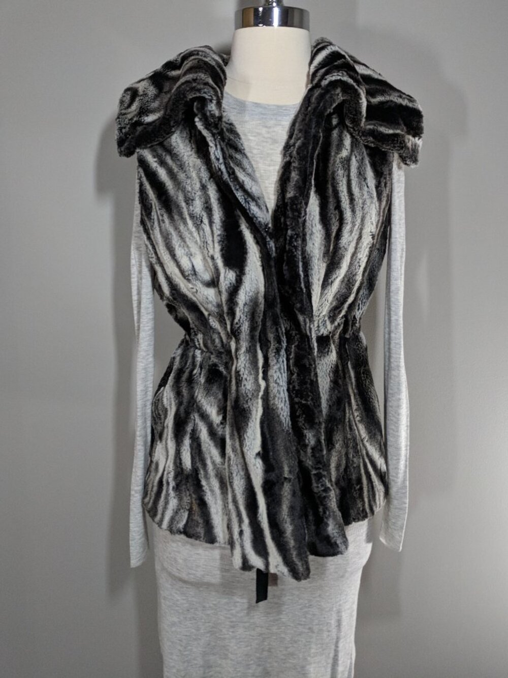 TAHARI Faux Fur Black Gray Chinchilla Oversized Cinch Waist Vest Size S or M